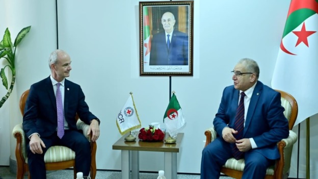 مقرمان يستعرض التعاون الدولي الإنساني مع نائب رئيس اللجنة الدولية للصليب الأحمر