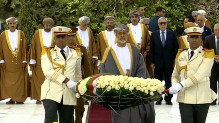 جلالة سلطان عمان يترحم بمقام الشهيد على أرواح شهداء الثورة التحريرية المجيدة