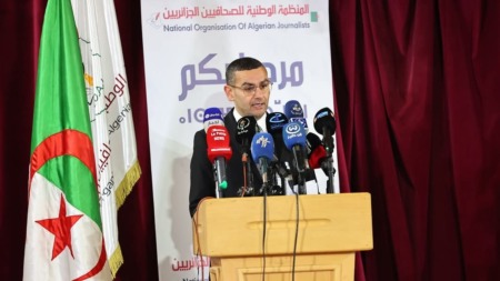 المنظمة الوطنية للصحافيين الجزائريين: “الأسرة الإعلامية مدعوة للاضطلاع بدورها في الدفاع عن الجزائر”