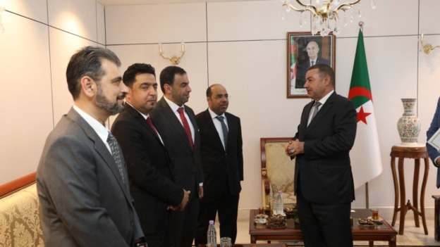 سعيود يتباحث سبل تعزيز التعاون في مجالات النقل والخدمات اللوجستية مع وفد عماني