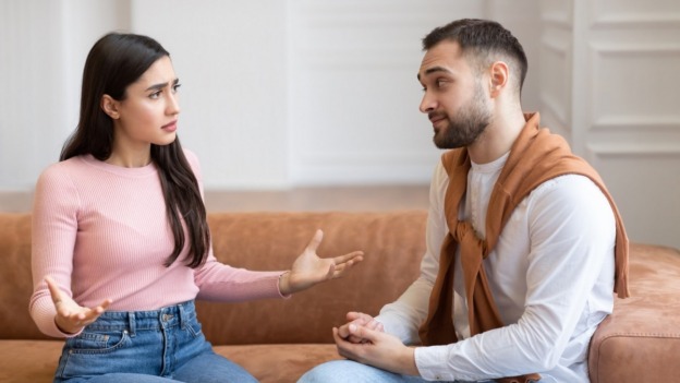 كيف تستطيعين جعل زوجك يقتنع بكلامك؟