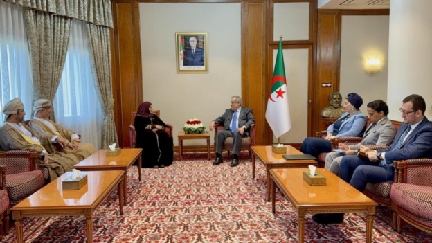 الوزير الأول يستقبل وزيرة التنمية الاجتماعية العُمانية