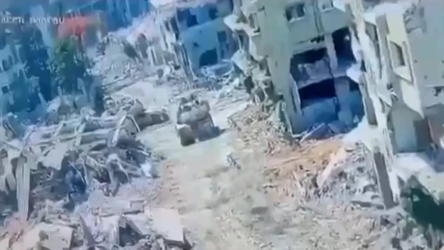 عدسة الاحتلال توثق خروج مقاوم من بين الركام وتفجيره ميركافا
