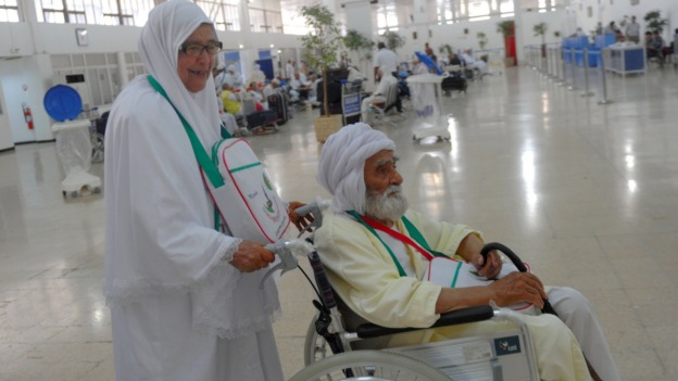 أول فوج من الحجاج الجزائريين يعود إلى أرض الوطن وسط استعدادات رسمية لاستقبالهم.