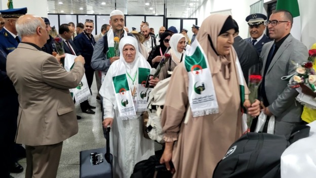 الجزائر تستقبل أولى رحلات الحجاج وسط إشادة بالخدمات وتتويج بعثتها بالجائزة الذهبية في مكة