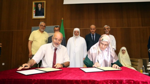 عميد جامع الجزائر يتسلم مكتبة الشّيخ يخلف بوعناني وقفًا على “دار القرآن”