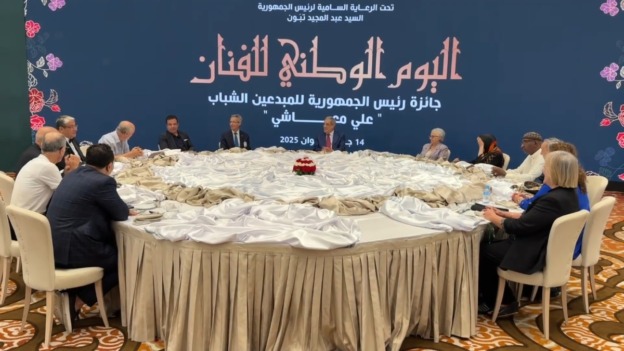 الوزير الأول يشرف على مراسم إحياء اليوم الوطني للفنان