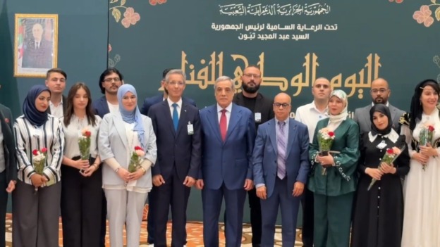 تتويج الفائزين بجائزة رئيس الجمهورية للمبدعين الشباب “علي معاشي”
