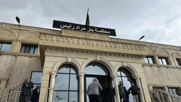 محكمة بئر مراد رايس: 7 سنوات حبسا نافذا في حق مدانين بتدنيس العلم الوطني
