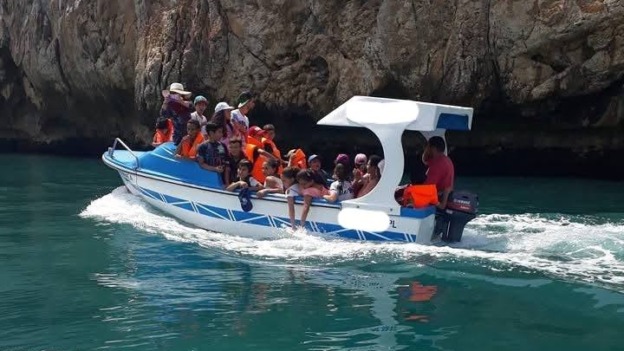 الجولات عبر القوارب البحرية.. متعة للمصطافين ومصدر دخل للشباب