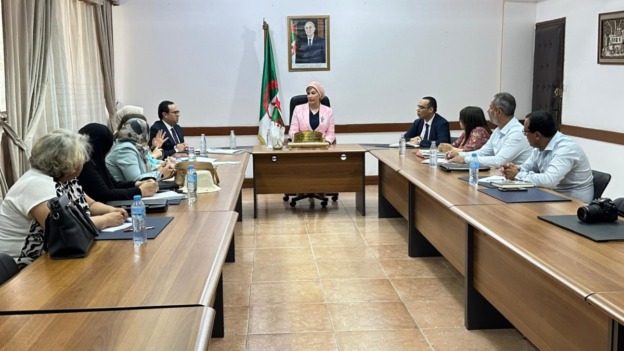 مولوجي تأمر بتعزيز التنسيق مع الداخلية والتربية لضمان صرف المنحة المدرسية في موعدها