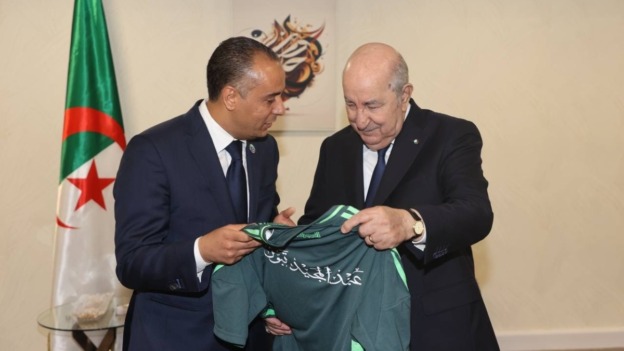 نهائي كأس الجزائر : وزير الرياضة ورئيسا اتحاد الجزائر وشباب  بلوزداد يكرمون رئيس الجمهورية
