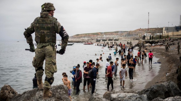 أكثر من 50 طفلا وعشرات البالغين يسبحون من المغرب إلى سبتة وسط أمواج وضباب