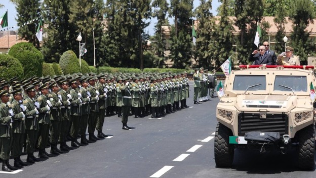 رئيس الجمهورية يشرف بالأكاديمية العسكرية لشرشال على مراسم الحفل السنوي لتخرج الدفعات