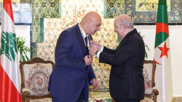 رئيس الجمهورية يقلد الرئيس اللبناني وسام الاستحقاق برتبة “أثير”