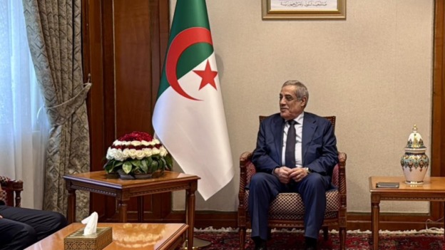 الوزير الأول يستقبل سفيري مصر وباكستان