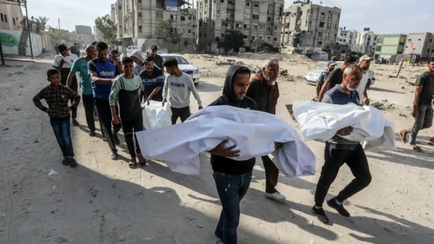 قوات الاحتلال تستهدف المجوّعين وترتكب مجزرة بحق النازحين في خان يونس