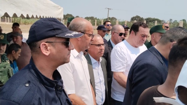 وزير الاتصال يشارك في تشييع جنازة أحد ضحايا حادث سقوط حافلة بوادي الحراش ويقدم التعازي لعائلته