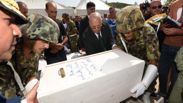 بالصور.. ربيقة يشرف على مراسم إعادة دفن رفات 9 شهداء ببلدية بني والبان