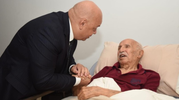 ربيقة يزور المجاهد رابح زراري المدعو الرائد عز الدين للاطمئنان على وضعيته الصحية