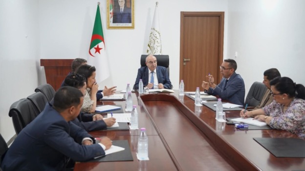 ملفات مهنية هامة على طاولة وزير الصناعة الصيدلانية ونقابة الصيادلة الخواص
