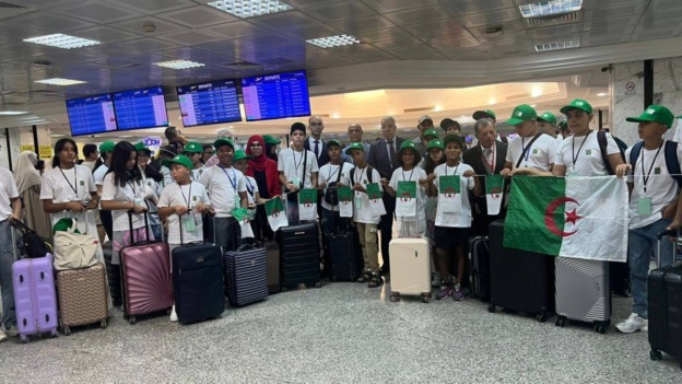 التحاق فوج من أطفال الجالية الجزائرية المقيمين بتونس بأرض الوطن للمشاركة في مخيم صيفي ببجاية