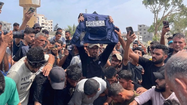احتجاجا على استهداف الصحفيين في غزة مئات المؤسسات الإعلامية تتوشح بالسواد