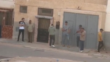 قوات الاحتلال المغربي تعتدي على مدافع صحراوي عن حقوق الإنسان وتحاصر اجتماعا للآلية التنسيق الفعل النضالي بالعيون المحتلة