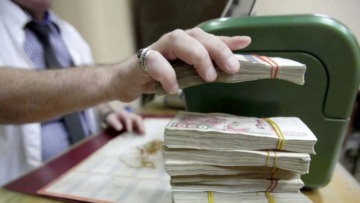الوزير الأول يوضح الإطار القانوني لتوقيت العمل وآليات صرف الأجور في الوظيفة العمومية