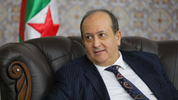الوزير الأول يجري اتصالا هاتفيا بنظيره المصري