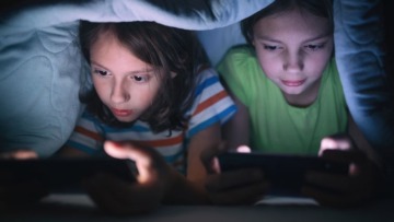 بحوث علمية تؤكد التأثيرات السلبية لاستخدام الطفل المفرط للشاشات