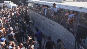 وصول الأسرى المحررين ضمن صفقة التبادل إلى خانيونس جنوبي قطاع غزة