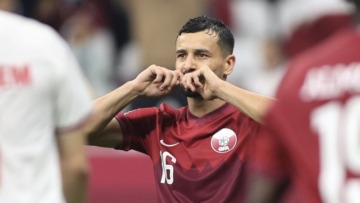 الجزائري “خوخي” يساهم في عبور قطر إلى المونديال