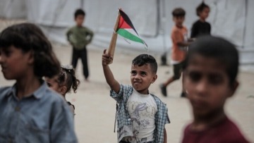 أهالي قطاع غزة يواصلون لملمة جراحهم