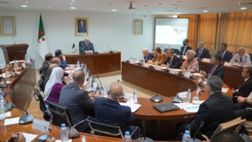 نحو بعث شعبة الصناعات النسيجية والجلدية بالجزائر