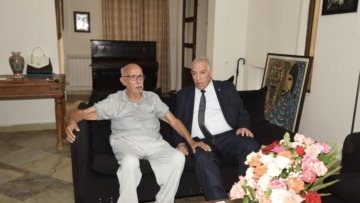 وزير المجاهدين يؤدي زيارة الى المجاهد الرائد عز الدين عشية تنقله لمواصلة العلاج بالخارج