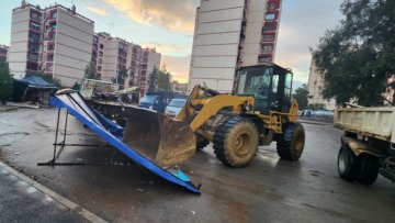 التخلص من طاولات واكشاك الباعة الفوضويين بباب الزوار