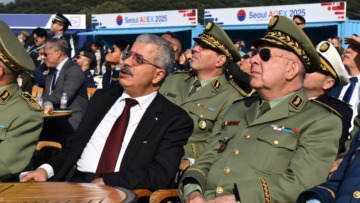 الفريق أول السعيد شنڨريحة يتابع استعراضا جويا