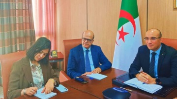 سفيان شايب يؤكد حرص السلطات على تعزيز التواصل مع الجالية الجزائرية