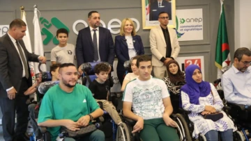 عمل تضامني : تسليم 100 كرسي متحرك خاص لفائدة مصابين بالشلل الدماغي