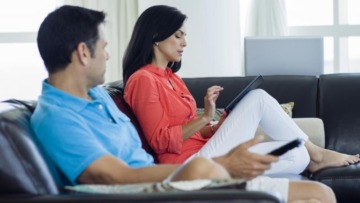 “مواقع التواصل”.. هل أصبحت سكينا ينخر العلاقات الزوجية؟