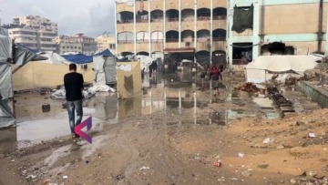 خيام النازحين في غزة تئن تحت الأمطار الغزيرة