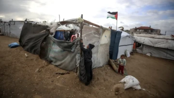 في غزة.. نازحون يُواجهون الشتاء بملابس وخيام مهترئة