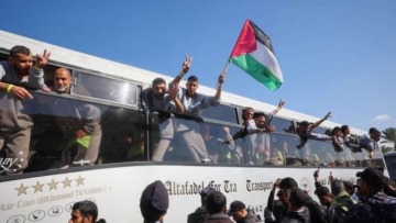 جيش الاحتلال يفرج عن أسرى من غزة عقب اعتقالهم بظروف قاسية