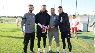 فريد شعال يتسلم جائزة لاعب الشهر في شباب بلوزداد