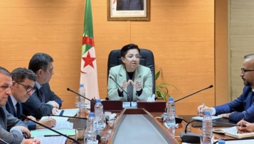تجارة داخلية : السيدة عبد اللطيف تترأس اجتماعا مع النقابة الوطنية لمستخدمي القطاع