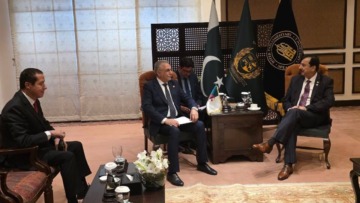 رئيس المجموعة البرلمانية للثلث الرئاسي بمجلس الأمة يُستقبل من طرف رئيس مجلس الشيوخ الباكستاني