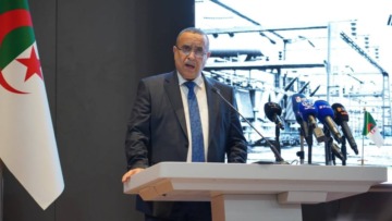 عجال يؤكد أهمية التصنيع المحلي للمعدات الطاقوية 