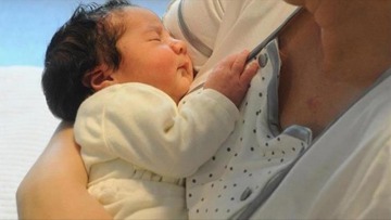 نساء يمتنعن عن عملية الرضاعة الطبيعية