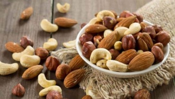 المكسرات لخفض الرغبة في تناول السكريات والأكلات السريعة
